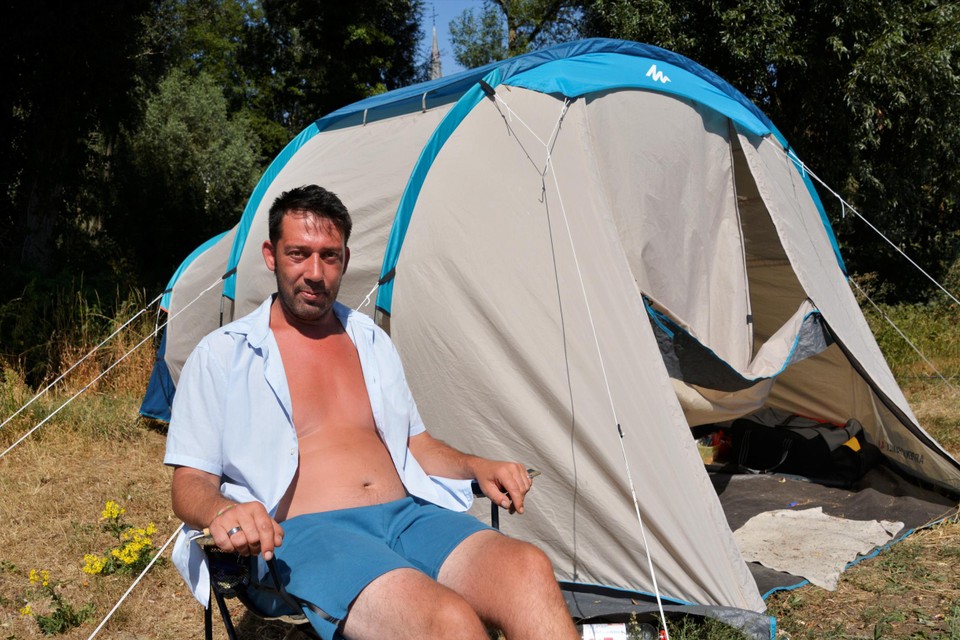 Bjorn Verhaeghe leeft al drie weken en twee dagen in een tent langs het kanaal in Emelgem. “Als alleenstaande zonder inkomen heb je op de particuliere huismarkt niets te zoeken, zeker niet als je net uit een faillissement komt.”  
