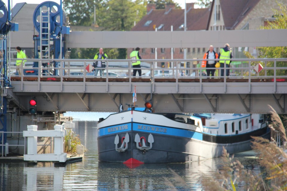 Een woonboot zit vast onder een brug in Veurne. 