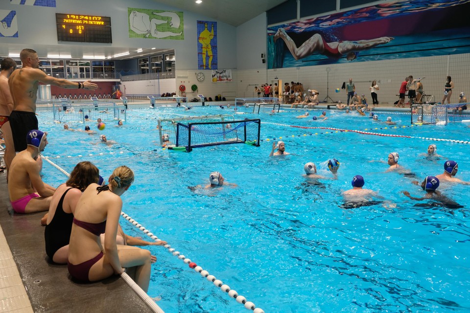 Water polo in the Wezeng swimming pool. 