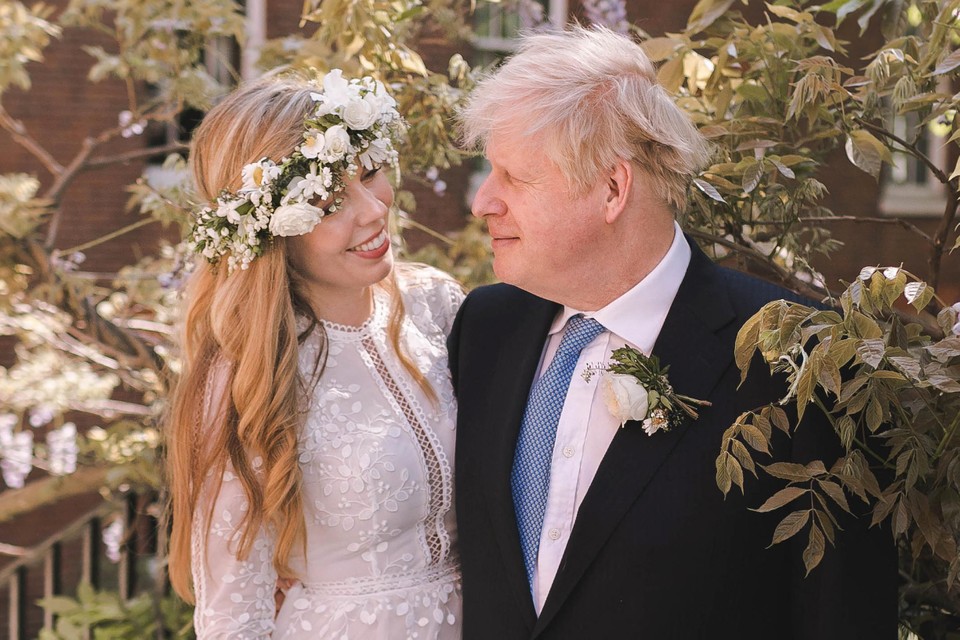 Carrie gaf haar jawoord aan Boris Johnson in een bruidsjurk van de Griek. 