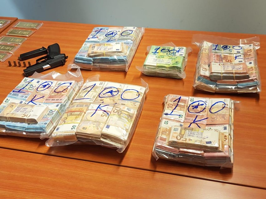 Bij huiszoekingen werd 1,7 miljoen euro cash geld en 20 kilogram in goudstaven gevonden.  