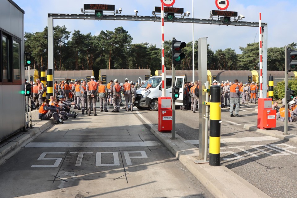 Enkele honderden werknemers voerden donderdag voor de tweede dag op rij actie aan de poorten van ArcelorMittal.