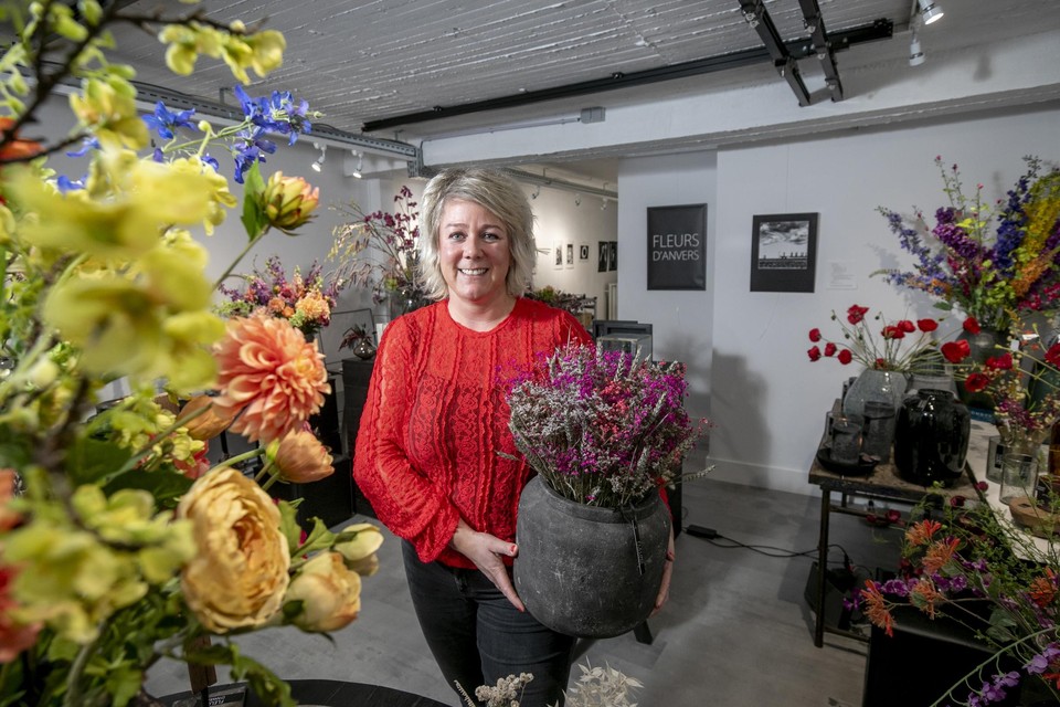 In haar winkel Fleurs d’Anvers op de Leermarkt verkoopt Sofie Wolf droogbloemen en zijdebloemen.