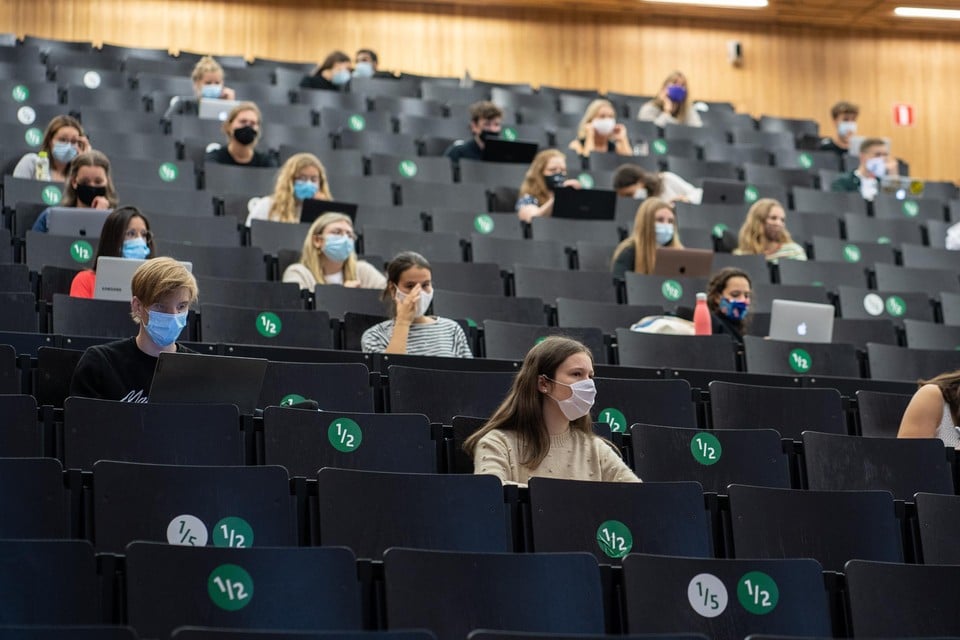 In de leslokalen van de universiteit blijft een mondmasker verplicht.