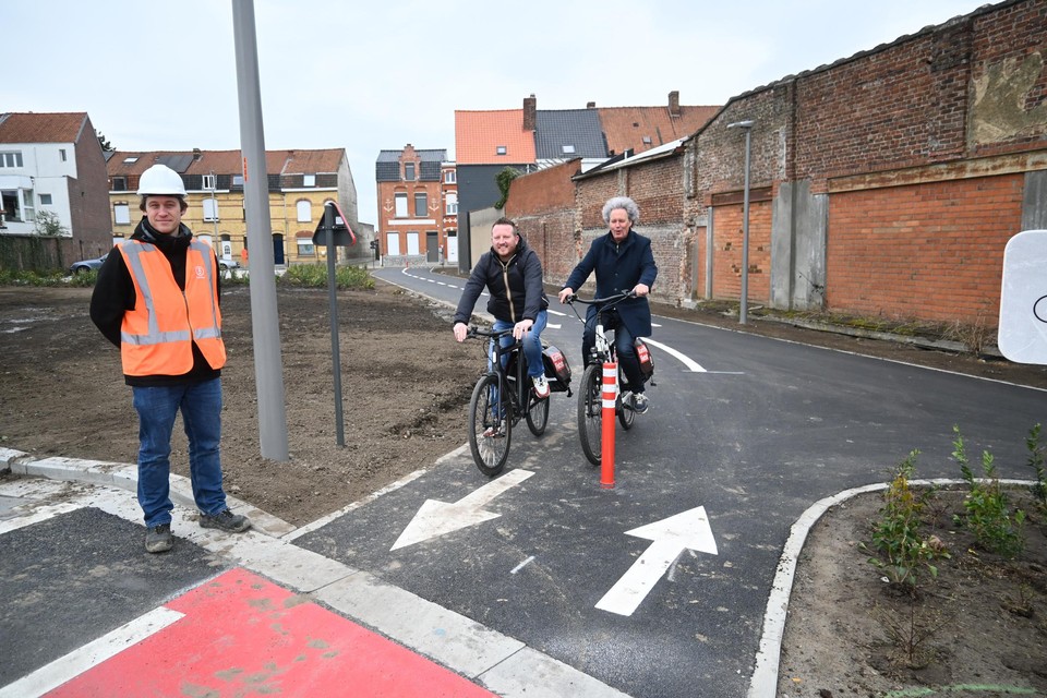 Schepenen Maddens en Weydts fietsten de doorsteek via het Euroshop-terrein in.