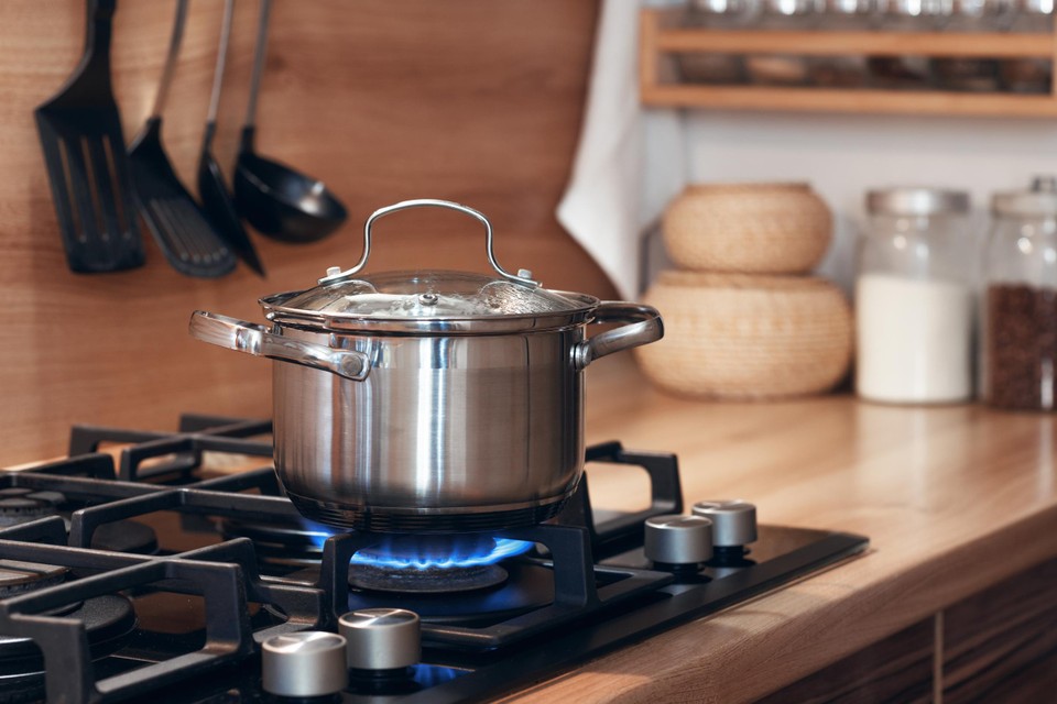 Een nieuw rapport ziet een link tussen koken op gas en gezondheidsklachten.