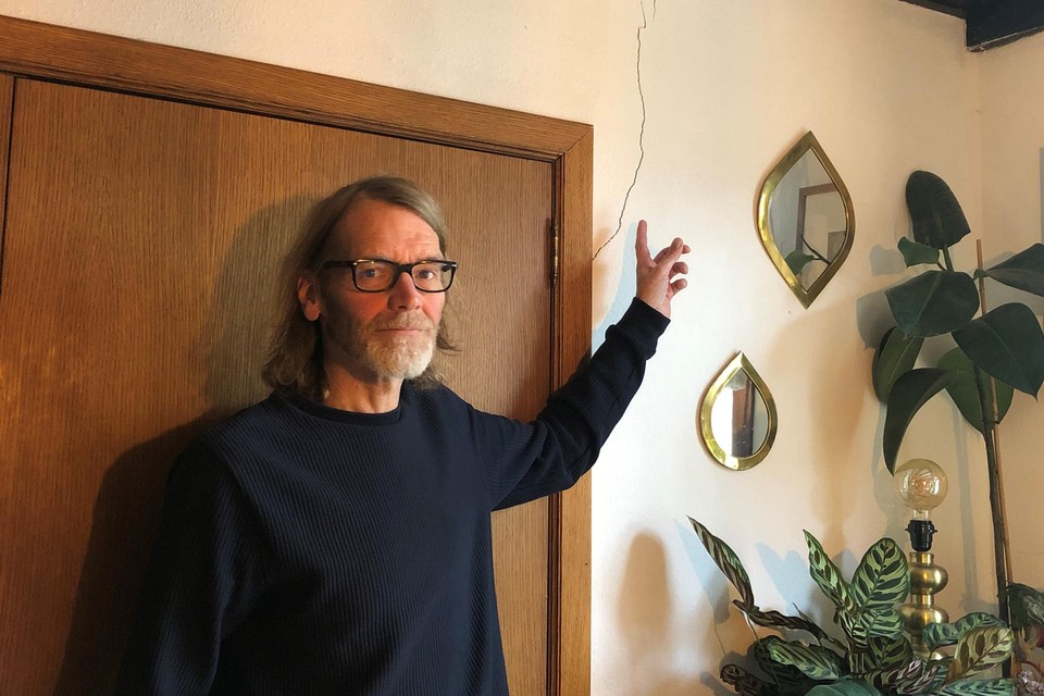 Werner toont een van de vele barsten in zijn muur. 