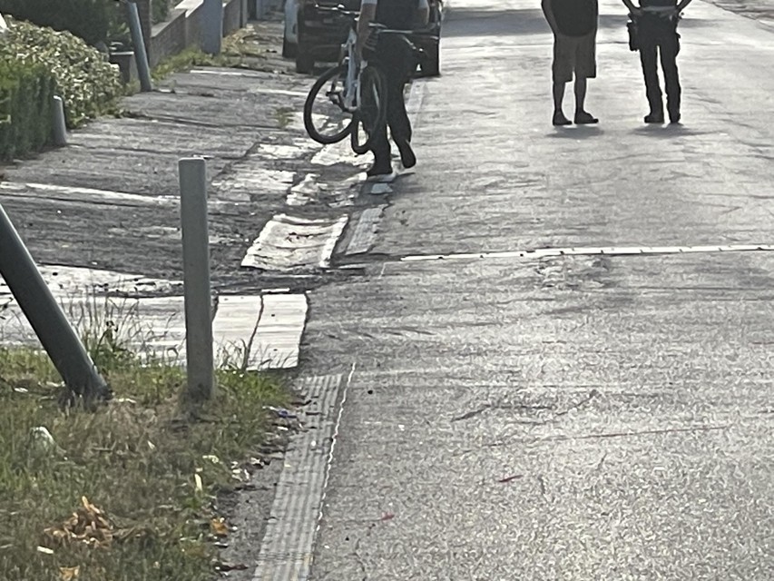 Na de vaststellingen droeg de politie de fiets weg.