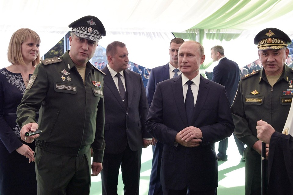 Timur Ivanov (links) toont de Russische president Poetin en minister van Defensie Sjojgoe de vooruitgang in de bouw van de Russische kathedraal in een militair themapark buiten Moskou.