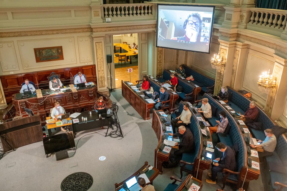 De gemeenteraadsleden debatteren over Moretusburg