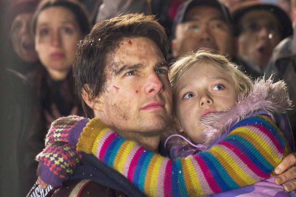 Dakota Fanning and Tom Cruise in 'War of the Worlds'.