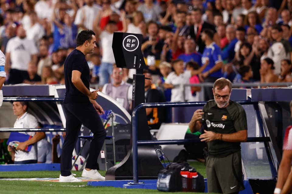 Barcelona-coach Xavi druipt af na het krijgen van een rode kaart.