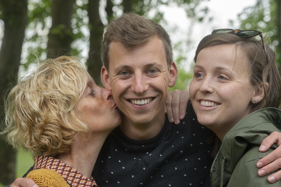 Mol Lennart Driesen met mama Nicole en vriendin Lotte. 