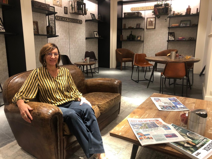 Inge Van Peer zit in de koffiehoek van de kledingzaak in Poederlee. Klanten kunnen daar even de krant lezen en genieten van een kop koffie.