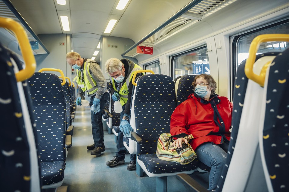 Op het openbaar vervoer heeft het mondmasker nog steeds zijn nut, vindt viroloog Marc Van Ranst. 