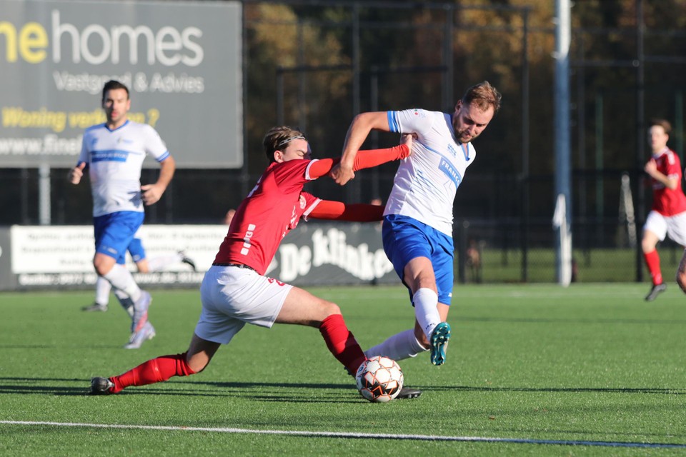 Kristof Verspeeten (rechts) kon voor het eerst sinds de match in november tegen Eendracht Aalter nog eens de netten doen trillen: “Het was zeker en vast een opluchting.”