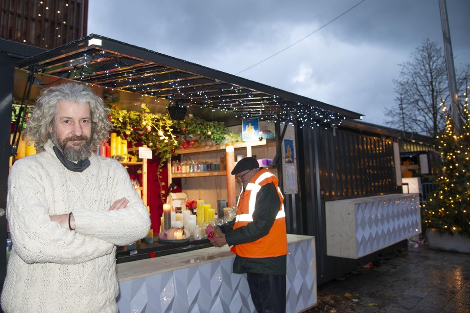 Jan Smans verkoopt op de kerstmarkt zelfgemaakte kaarsen. 
