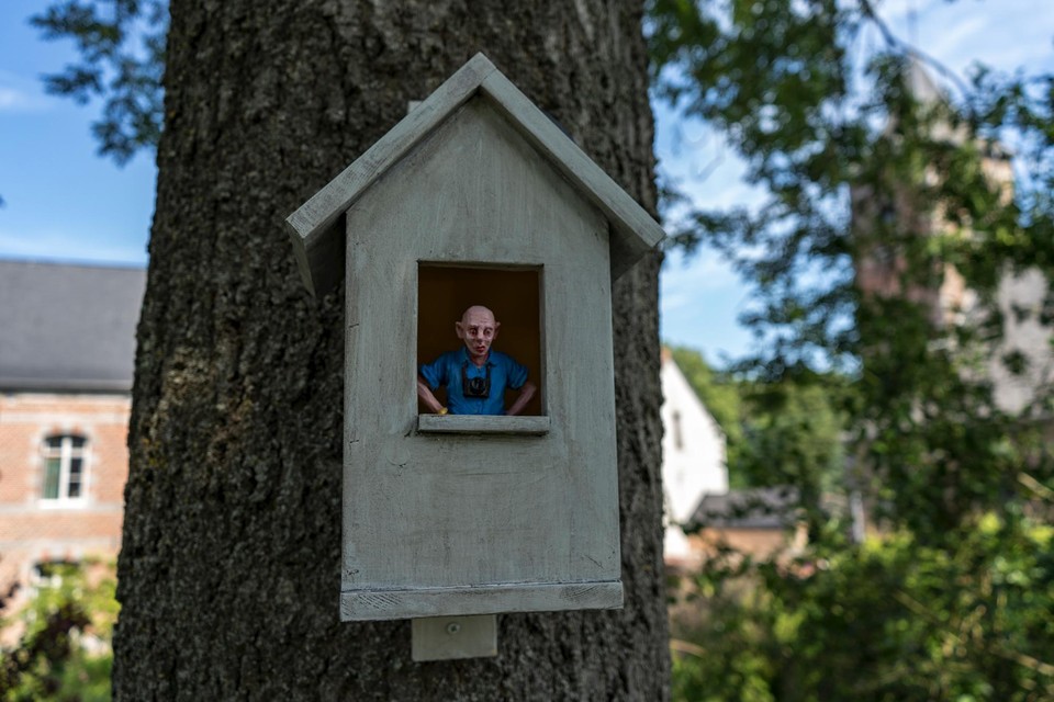 Amper 20 centimeter hoog zijn ze, de sculptuurtjes van Isaac Cordal die ironische commentaar op de omgeving geven.