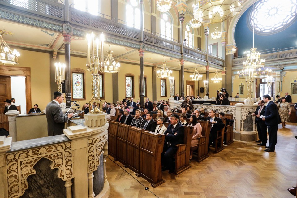 Het interieur van de synagoge werd helemaal opgefrist en het plafond hangt weer stevig op zijn plek.