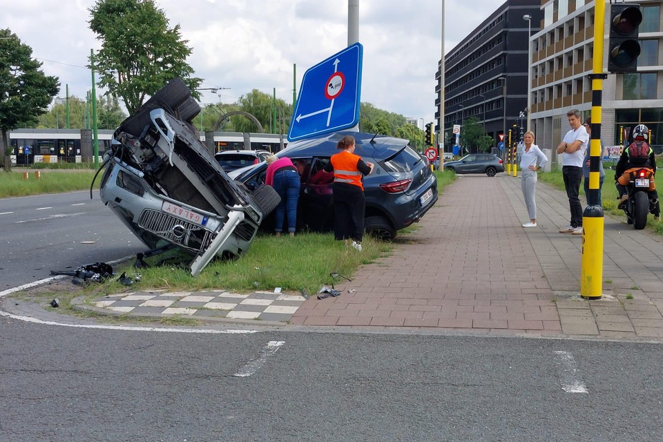 De bestuurster van het aangereden voertuig raakte lichtgewond