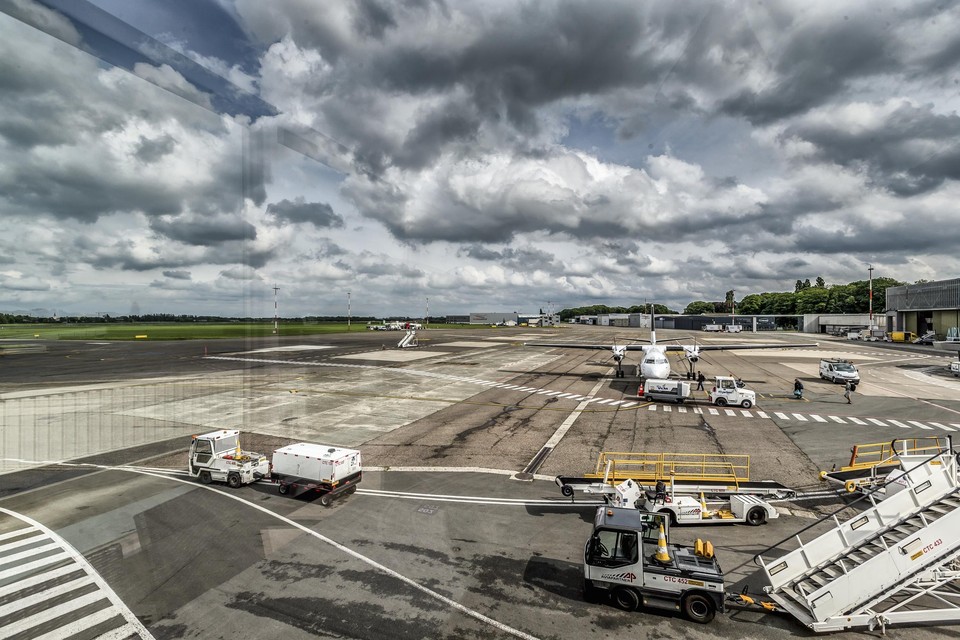 Het tarmac van de luchthaven van Deurne 