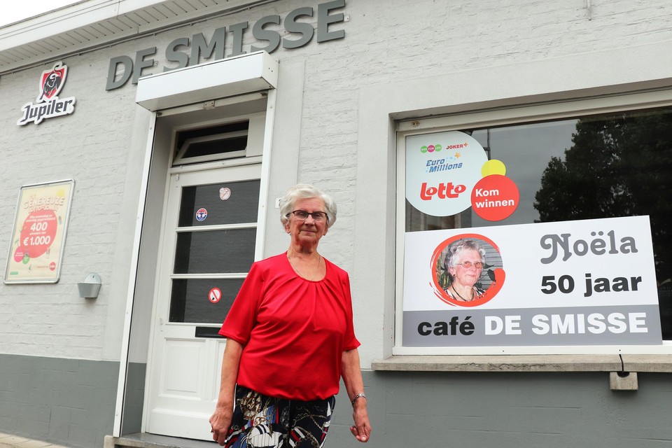 Noëla Vercruysse staat al vijftig jaar achter de toog van café De Smisse. Of ze hiervoor begin september een feest kan organiseren, zal van de coronacrisis afhangen.  