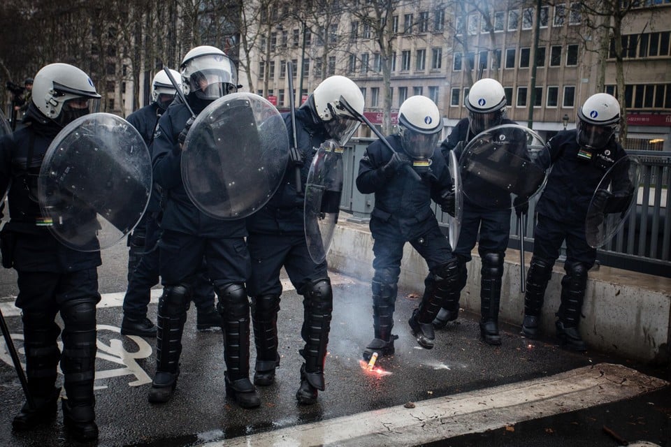 Gasabeting at Brussels stock market is getting out of hand, manifesters are attacking police (Brussels)