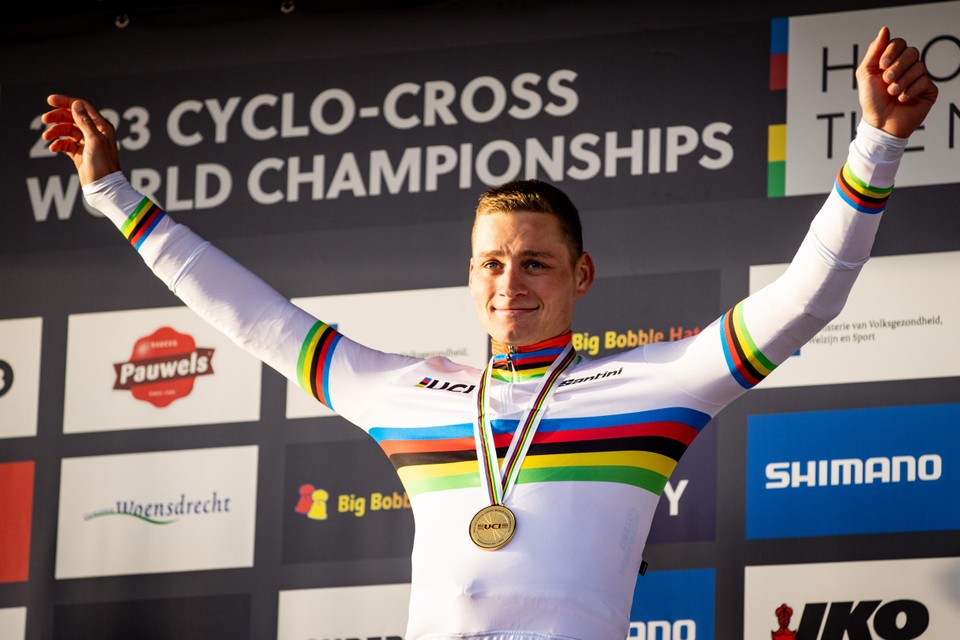 Wereldkampioen veldrijden Mathieu van der Poel, tijdens de huldiging in Hoogerheide. Meteen daarna ging het naar hometown ‘s-Gravenwezel.