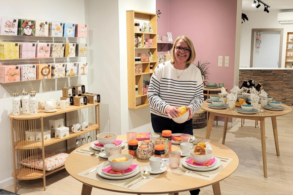 Karla Van Ghelder dekt de tafel in haar nieuwe winkel.