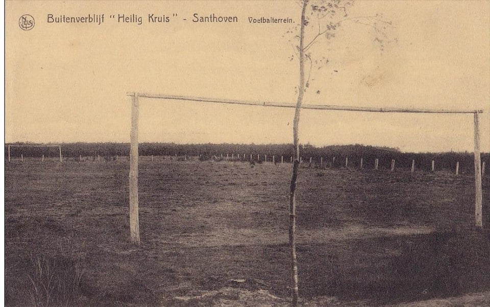Het voetbalterrein.