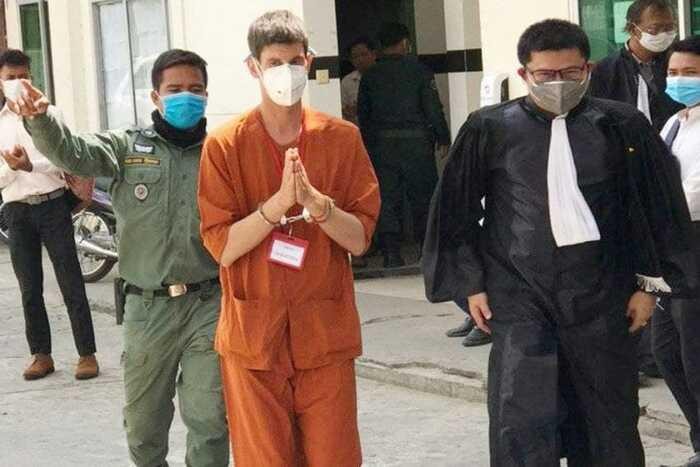 Tanguy Taller onderweg naar de rechtbank in Cambodja.