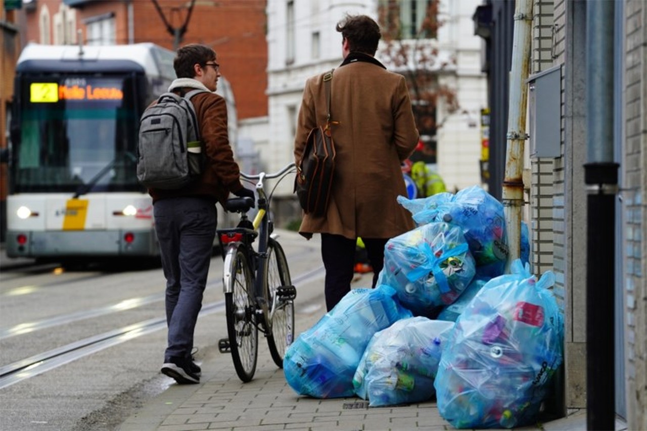 mythologie Gedeeltelijk werk 30.000 extra PMD-zakken in Gent, maar ophaling blijft om de twee weken  (Gent) | Het Nieuwsblad Mobile