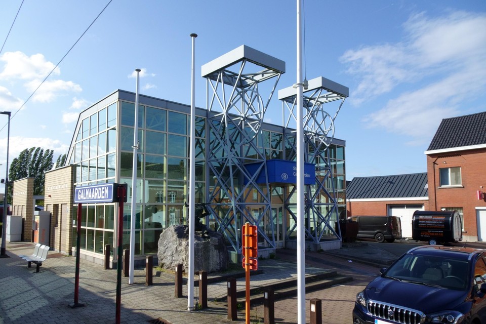 Onder meer het station van Galmaarden is een van de plekjes waar poëzie wordt voorgelezen.