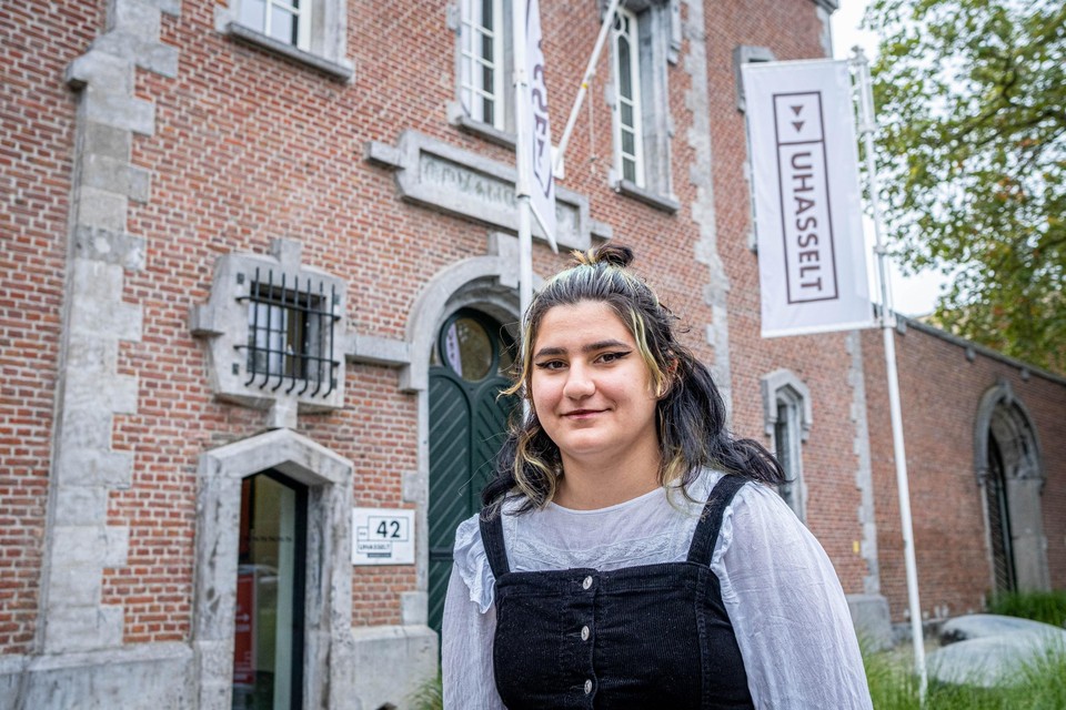 De Genkse Dila Gunaydin (18) schreef zich woensdag (op de campus van de Universiteit Hasselt in de oude gevangenis in het stadscentrum) in voor een opleiding biomedische wetenschappen.