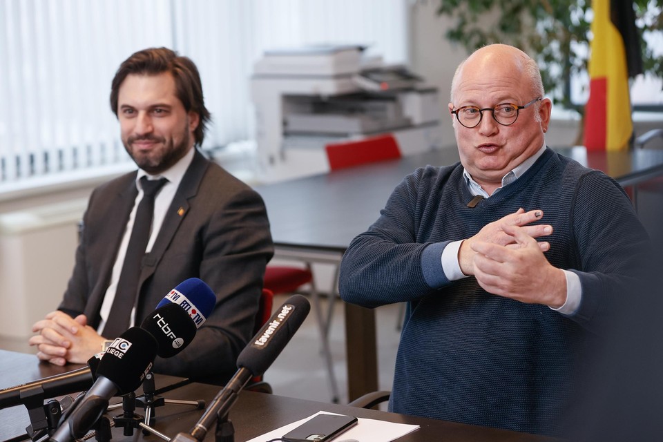 Jean-Luc Crucke (rechts) kondigde gisteren aan de zijde van MR-voorzitter Georges-Louis Bouchez zijn ontslag aan. 