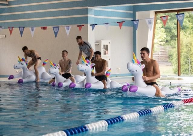 Drie jaar hype gaan Engelse vedetten opnieuw de toer op in het zwembad: “Daar zijn ze weer!” | Nieuwsblad Mobile