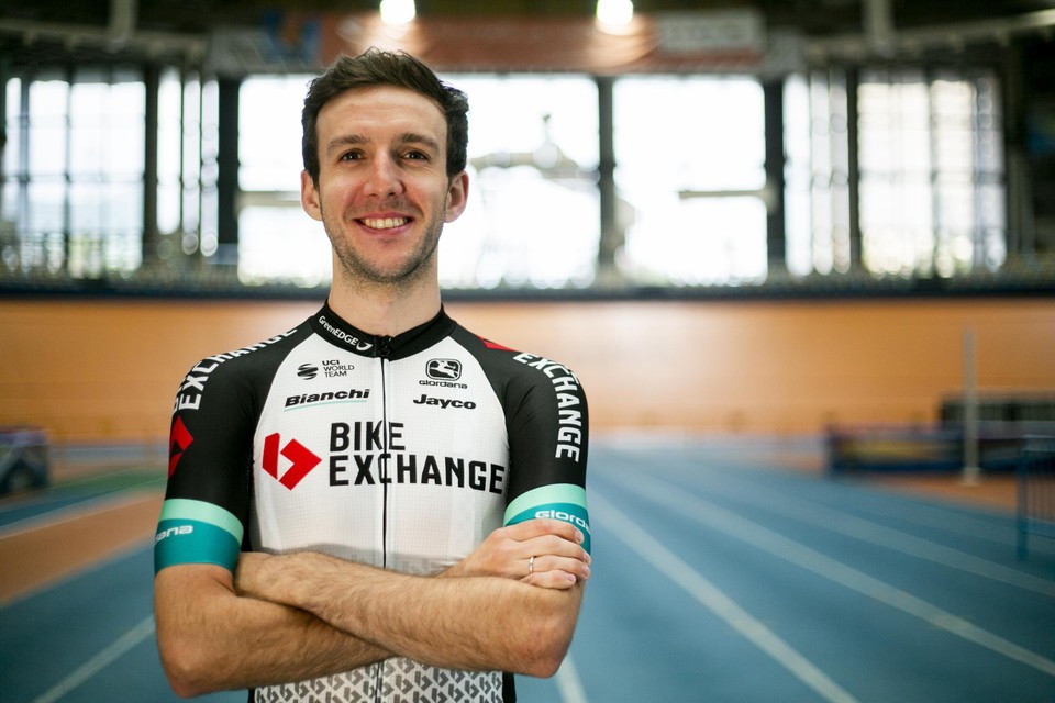 Kopman Simon Yates poseert met de nieuwe outfit van Team BikeExchange  