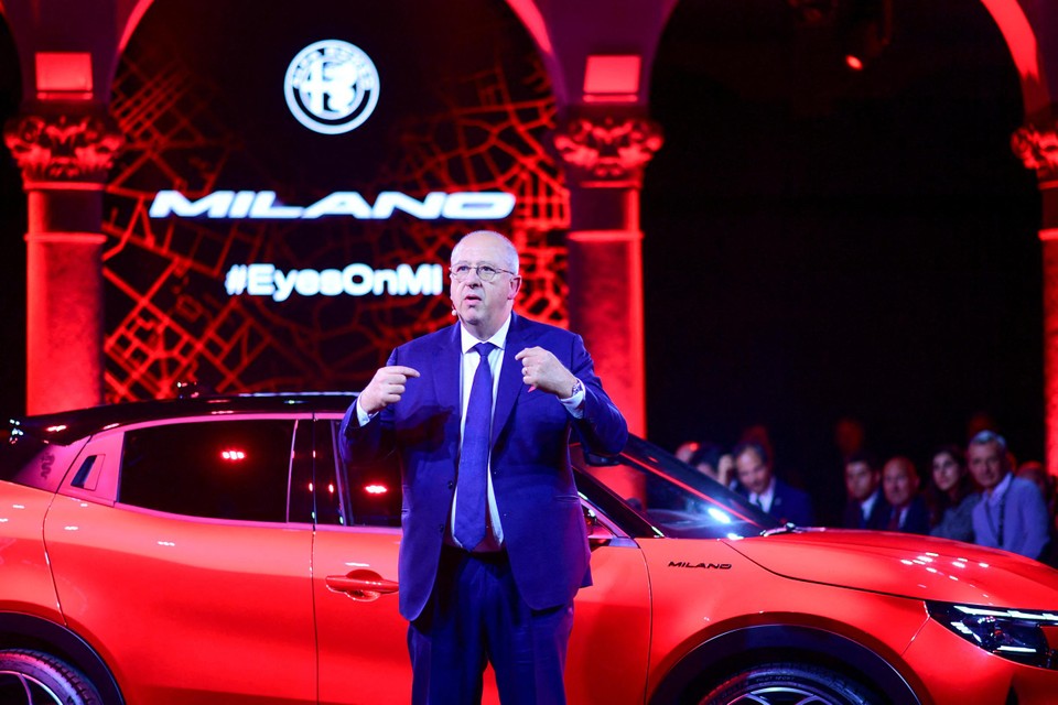 Alfa Romeo-CEO Jean-Phillipe Imparato bij zijn nieuwe model.