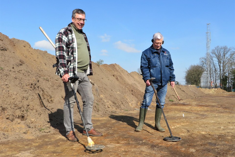 Paul Van San (rechts) en Dominique Van Haesendonck hielpen met hun metaaldetector.