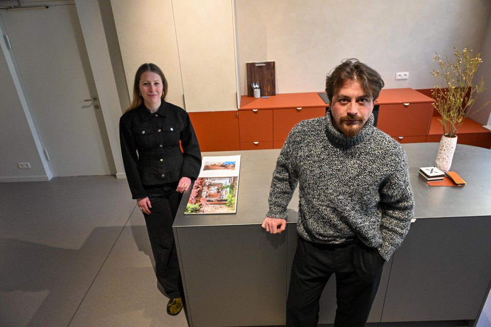 Kobe Nimmegeers en zijn collega Julia Kruger werken samen in het Antwerpse filiaal van Firmax.
