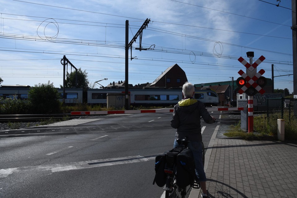 De spoorwegovergang in de Hullekenstraat staat is een van de overwegen waarvan sluiting onderzocht wordt.