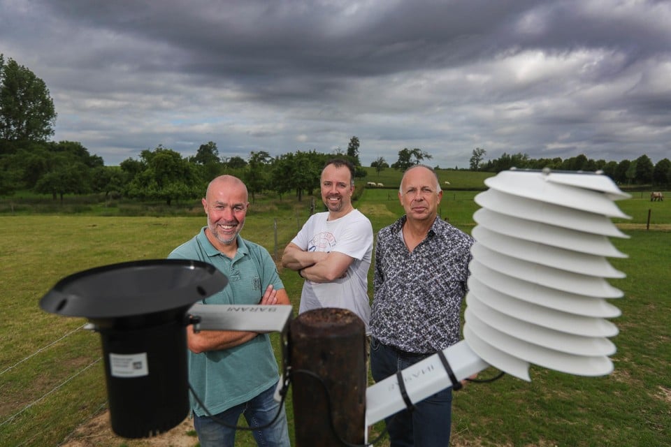 Bart Daenen (links) bij zijn weerstation in Heers, samen met weerman Ruben Weytjens en Geert Vandenbrande van Meteo-BE.net.  