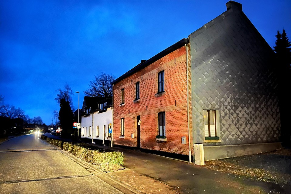 Een projectontwikkelaar uit Zwijndrecht diende een aanvraag in voor de afbraak van deze woningen en een hotel. Hij wil er 23 appartementen en 11 huizen bouwen.