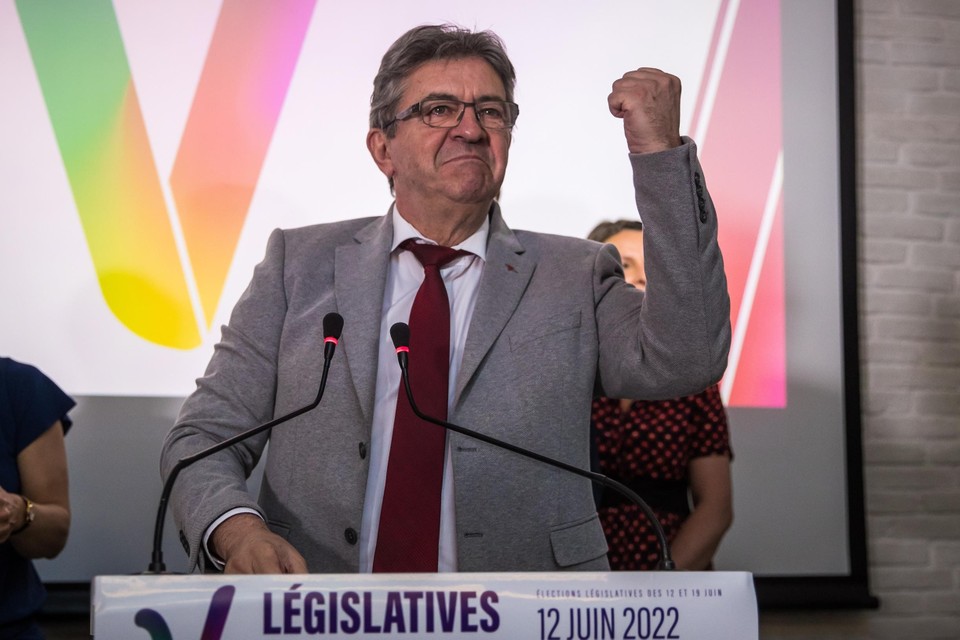 De linkse leider Jean-Luc Mélenchon gaf een emotionele speech na het binnenlopen van de resultaten.  