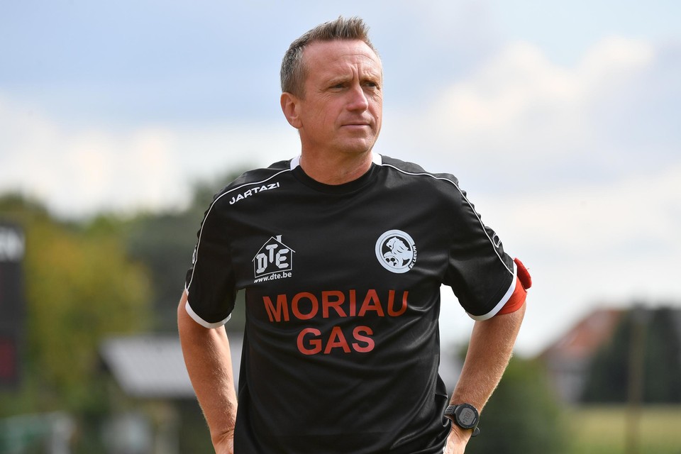 Tony Paridaens geeft de trainersfakkel door.