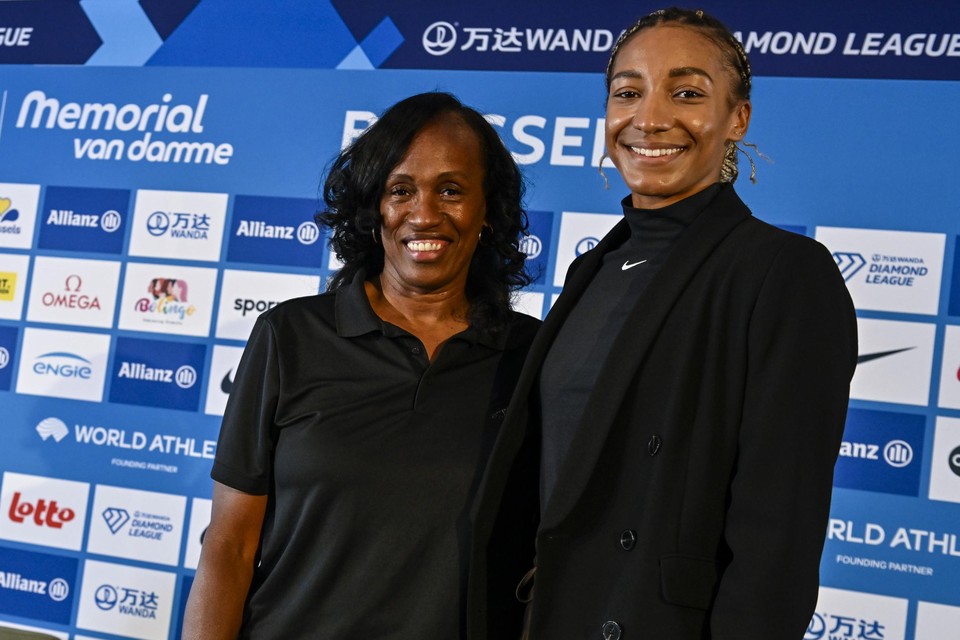 Jackie Joyner-Kersee, al 34 jaar de wereldrecordhoudster zevenkamp, en Nafi Thiam. 