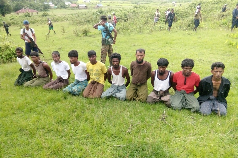 Archiefbeeld: Rohingya mannen worden bewaakt door Myanmarese veilgheidstroepen. 