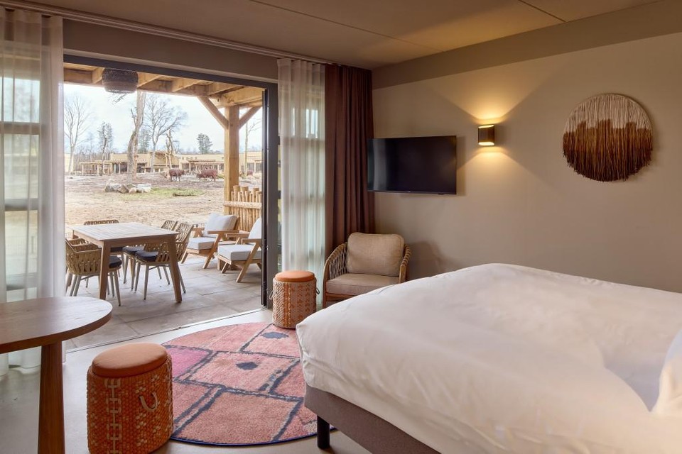 Het Safari Hotel telt 112 kamers en suites die rondom het savannegebied gezet zijn.