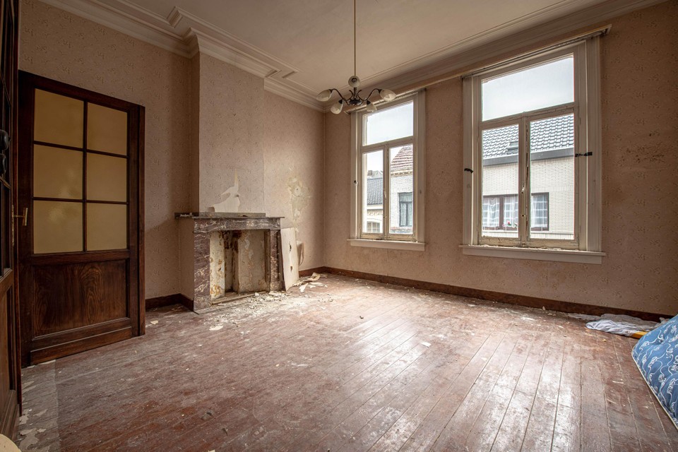 The living room before the renovations. 