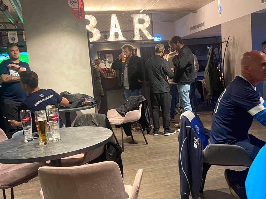 Voor de match, een pintje in de bar van het gezellige stadion